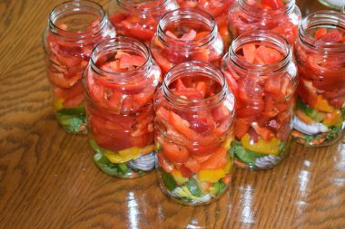 Kavanozda kırmızı biberin üç rengi