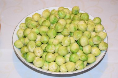 Brüksel lahanası tabakta