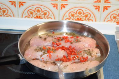 Tavada baharat ve otlu tavuk filetosu..