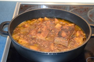 Patates ve soğanlı domuz pastırması yahnisi.