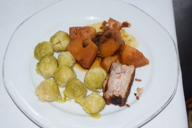 ile sebze kızarmış domuz eti