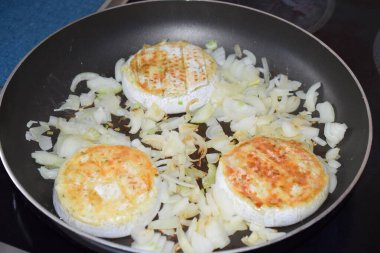 Peynirli ve soğanlı tava..