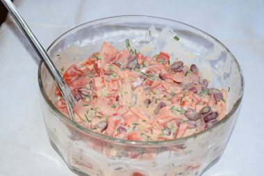 bir cam kase salata