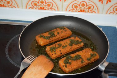 Sebzeli ve otlu kızarmış somon.