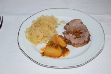 Bir tabak lahana ve patatesli domuz eti.