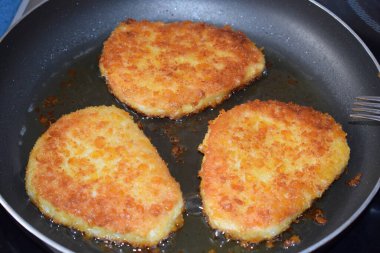 Tavada kızarmış tavuk pirzolası..