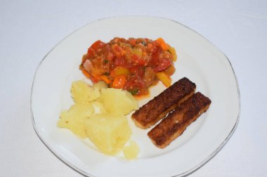 Patates ve domatesli balık çubukları.