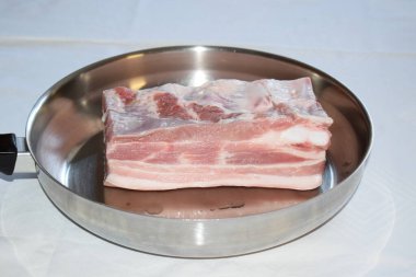 Çelik tavada domuz pastırması