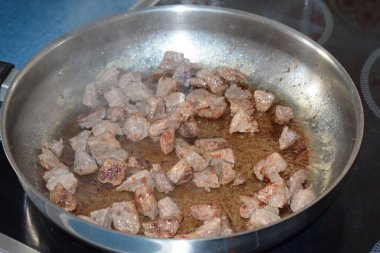 Gulaş için kızarmış et.
