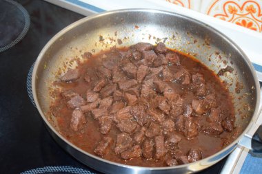 Gulaş tavada kızarıyor.