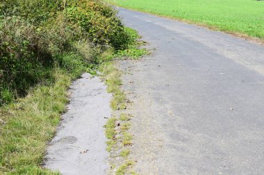 Kırsalda kötü bir yol.