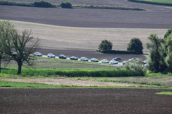 Trafik sıkışıklığı olan dağ yolu