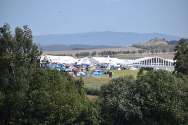 Flugplatz Mendig 'deki çadır şehri. Yazın İslami bir toplantı için etkinlik alanı.