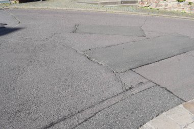 Asfalt yolda hasar var.