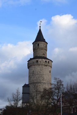 Işık bulutlarının önündeki cadı kulesi