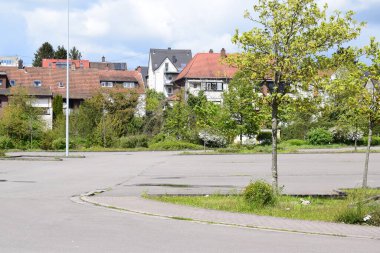 Arka planda evler olan boş otopark