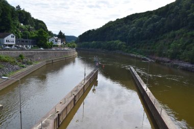 Mettlach 'taki Saar' ın nehir kilidi ve baca sistemi, aşağıdaki çizgiler.