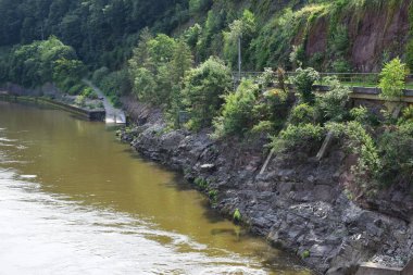 Saar nehrindeki kayalıklar