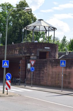 Caddenin üstünde küçük bir kule