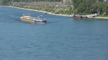 Kargo gemisi Koblenz 'de Ren nehrinde. 