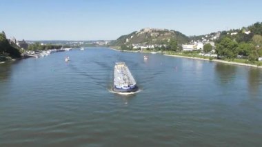 Koblenz 'deki Ren nehrinde uzun sıvı nakliye gemisi. 
