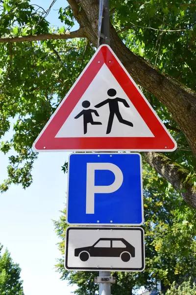 Yol işaretleri, otopark ve uyarı çocukları