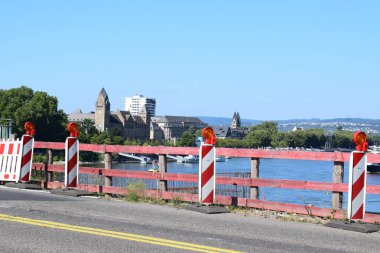 Koblenz 'deki ahşap bariyerli köprü.
