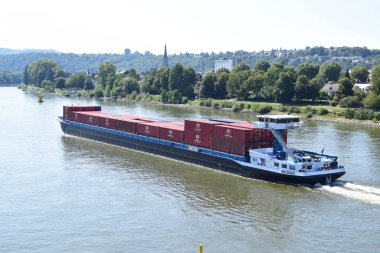 Ren üzerinde konteyner gemisi