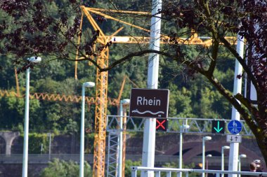 Ren 'in yukarısında vinç