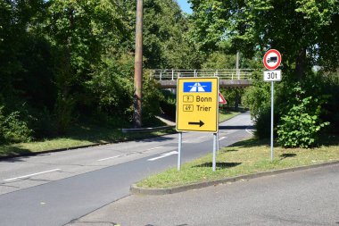 Otoban ve şehirlere giden yol işaretleri