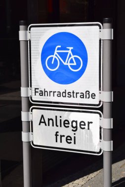 Yoldaki bisiklet tabelası