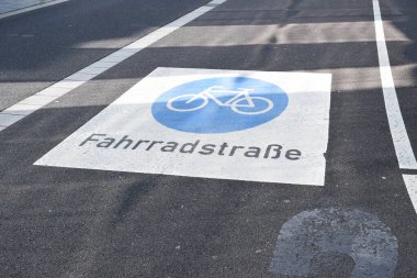 Bir bisiklet yolu tabelası 