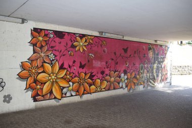 Şehirde renkli duvar yazıları var. 