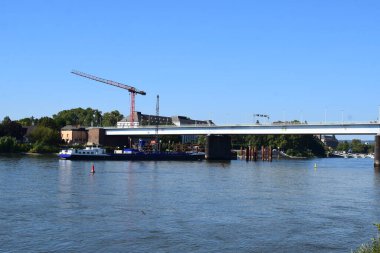 Almanya 'nın Koblenz kentindeki Ren Nehri' nde yaşlı Pfaffendorfer Brucke ve yüzen inşaat sahası