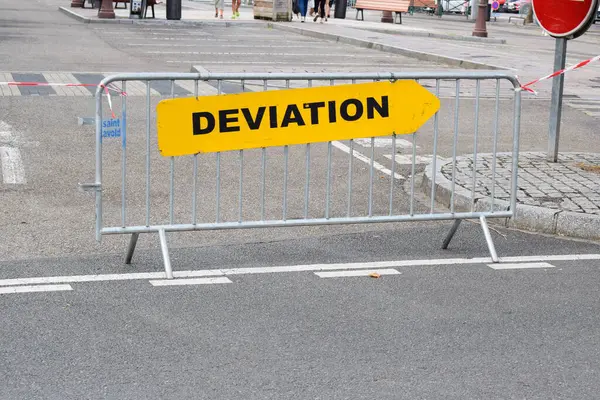 Bir bariyerde sapma işareti