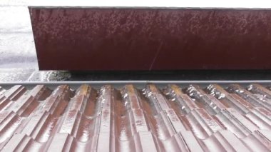 Buz ve yağmur çatıya düşüyor.