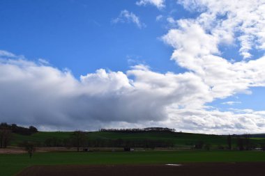 Eifel 'in üzerindeki bulutlar