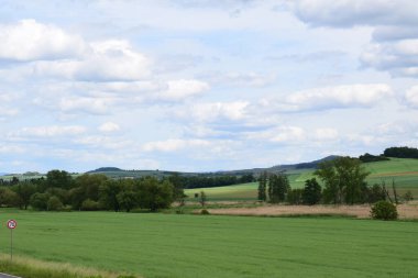 Yazın yeşil tarlalarda ve mavi gökyüzünde beyaz bulutlar...