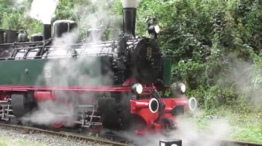 Tren istasyonunda eski bir buhar lokomotifi