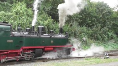 Demiryolunda buhar treni, 1906 yapımı motor.