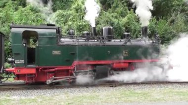 Demiryolunda eski bir buhar lokomotifi