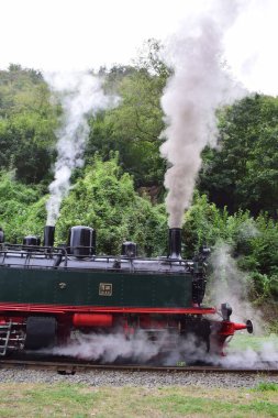 Eski bir buhar treninden duman ve duman