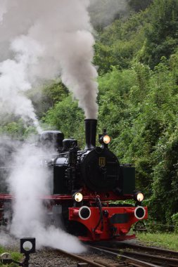 Duman ve buharlı eski buhar lokomotifi