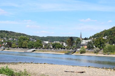 Göl kenarındaki parkın manzarası