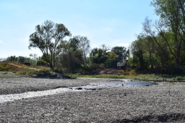 Büyük bir nehri ve nehri olan küçük bir köy.