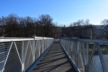 Nehrin üzerindeki köprü