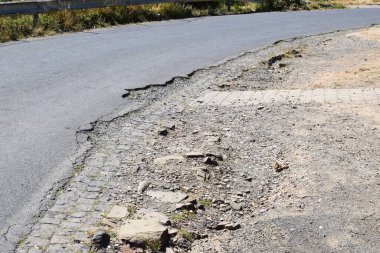 Dağlardaki hasarlı yol