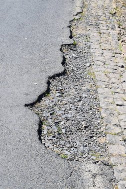 asfalt yol ile çatlaklar