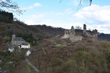 Westerwald 'daki Isenburg Kalesi ve Kilisesi