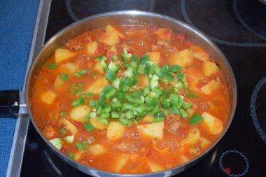 Gulaş tavası, bir tencere.